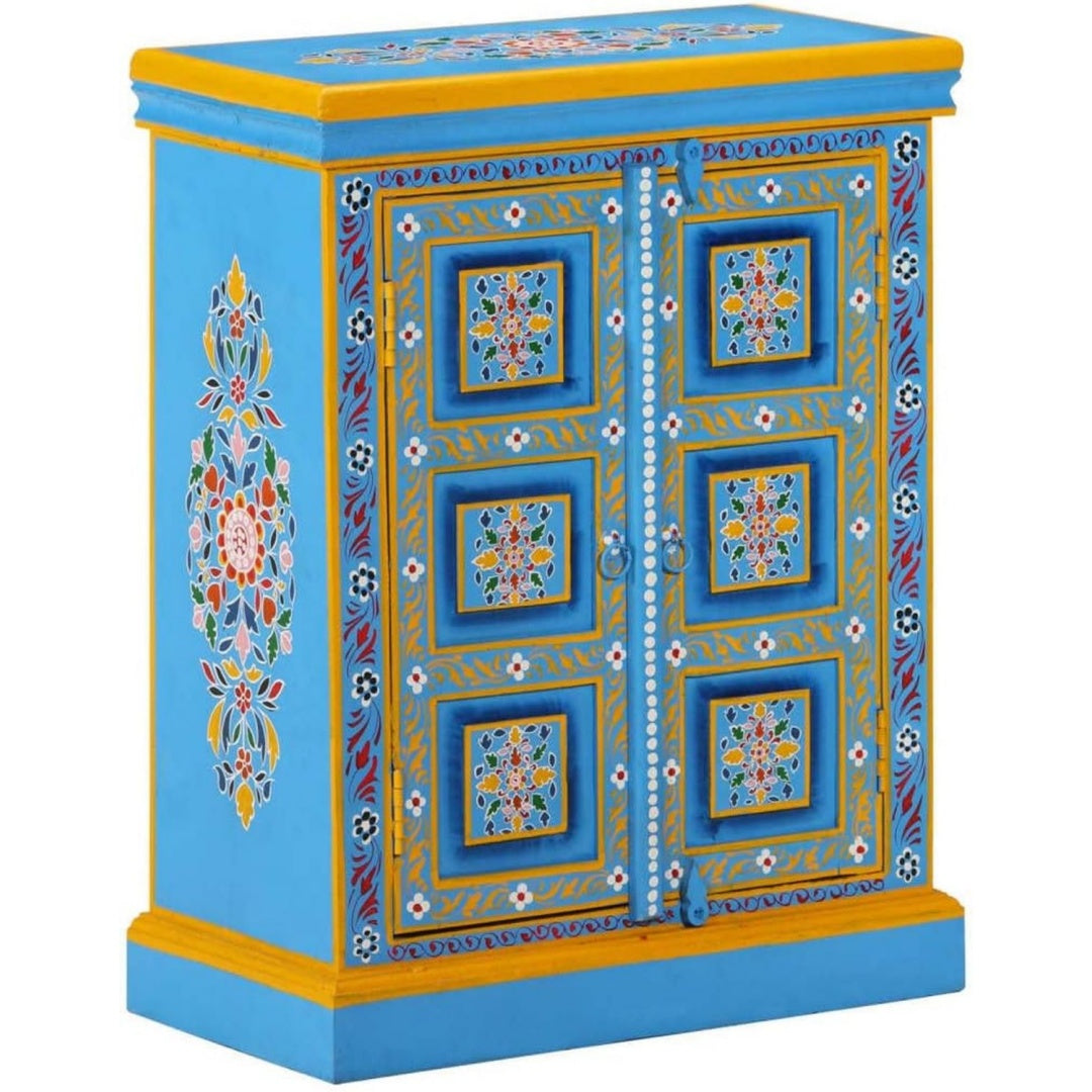 Joli buffet avec des portes vitrees